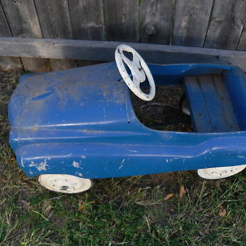 Can anyone identify this pedal car?