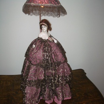 Doll with light in parasol - Telephones