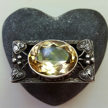 Shipton or German Arts and Crafts inspired citrine silver brooch. - Fine Jewelry