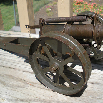 Massive Pressed steel cannon made by D. N. Carlin of Pittsburgh. 1910s-20s - Toys