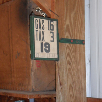 1920's Pricer Box? - Petroliana