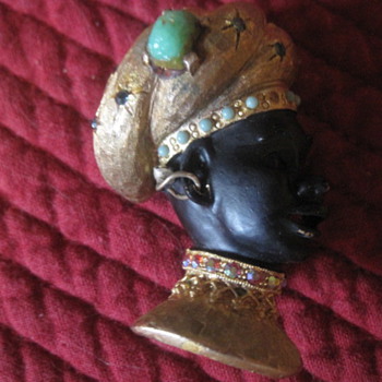 Very unique pin - Costume Jewelry