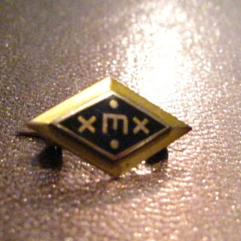 New Purchase. Weird pin badge brooch. - Fine Jewelry