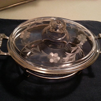 Vintage Pyrex SPRAY engraved oval  casserole in a beautiful ornate cradle