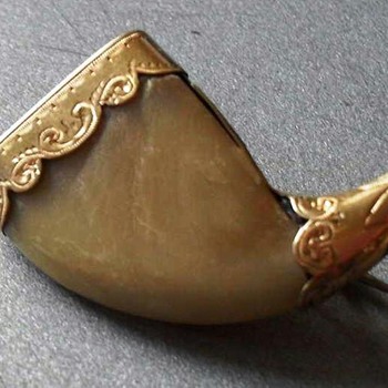 Rose gold decorated antique tiger claw brooch