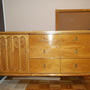 Kroehler Dresser/made in Japan????