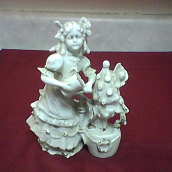 A CUTE LITTLE GIRL CRISTMAS FIGURINE  - Christmas