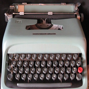 VINTAGE OLIVETTI STUDIO 44 TYPEWRITTER -BARCELONA (SPAIN)