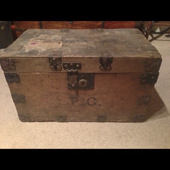 A lovely old box trunk  - Furniture