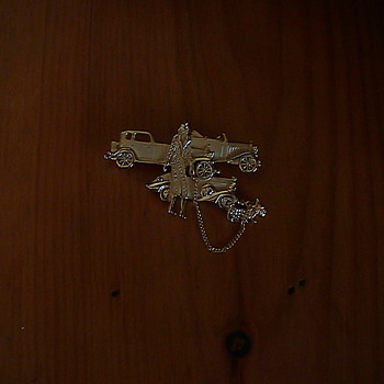brooch  - Costume Jewelry