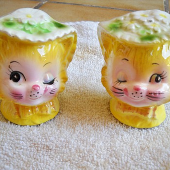 Vintage Yellow winking Kitty Cat Salt & Pepper Shakers - Kitchen