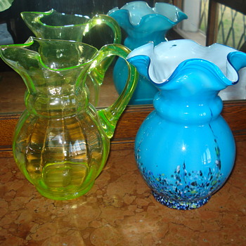 A Kralik shape comparison between an uranium pitcher and a harlequim vase - Art Glass
