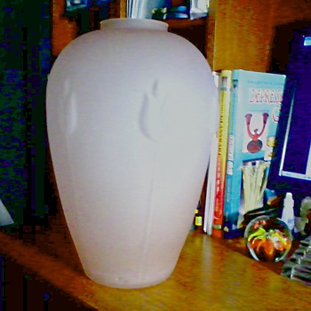 Pale Pink Satin "Dolbi Cashier"  Art Deco Vase /Circa 1960's/ Beautiful ! - Art Glass