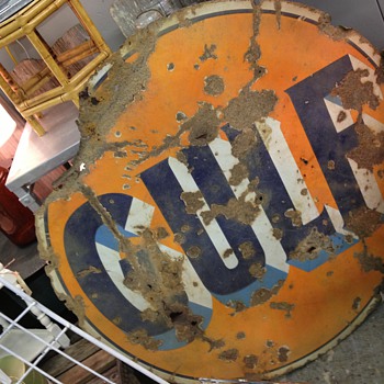 beautiful rusty gulf sign
