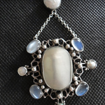 British Arts & Crafts Revivalist Mother of Pearl and Moonstone Necklace, by Amy Sandheim? c. 1920 - Fine Jewelry