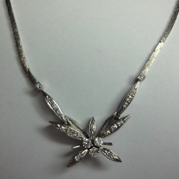 Flower 14K white gold necklace with diamonds 