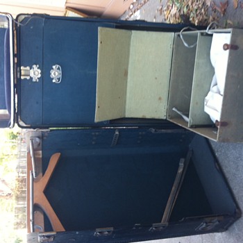 I have no idea nor information about this trunk...help - Furniture
