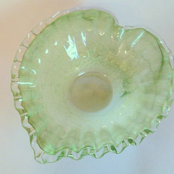 Heart shaped green swirl glass bowl with ruffled edge - Glassware