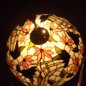 BEAUTIFUL TIFFANY STYLE LEADED GLASS LAMP SHADE - Lamps