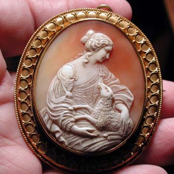 Large museum quality cameo of peace with lamb - Victorian Era