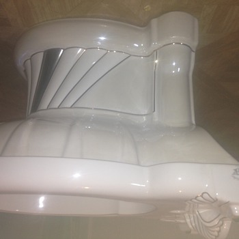 Bidet designed in gold