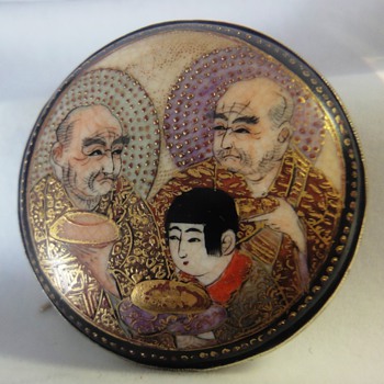 Wonderful antique Japanese Satsuma brooch or pin.