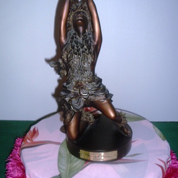Bronze hula-dancer