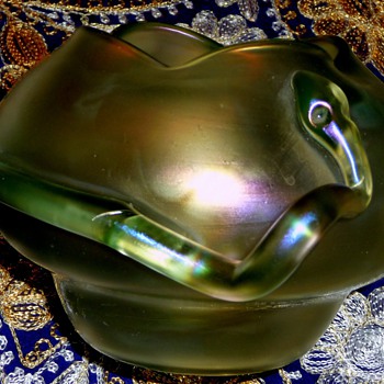 Loetz, 1900 Series II Prod. Nr. 699 Olympia glatt with Coiled Snake decor - Art Glass