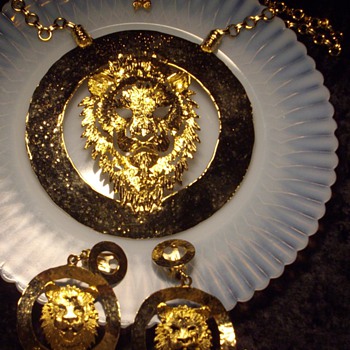 Massive gold tone lion demi necklace & earrings:)