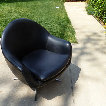 Is this a overman pod chair? no tags.