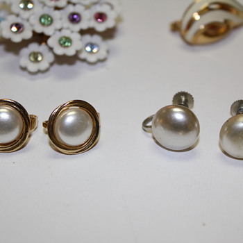 A few more pictures....cont'd from my last post - Costume Jewelry