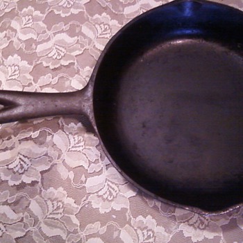 6" skillet with markings 3D. on the back.