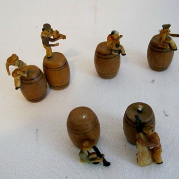 Small Wooden Barrel Japan w/ Men and Instruments - Figurines