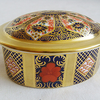 Royal Crown Derby Porcelain Imari 1128 pattern Trinket box  - China and Dinnerware