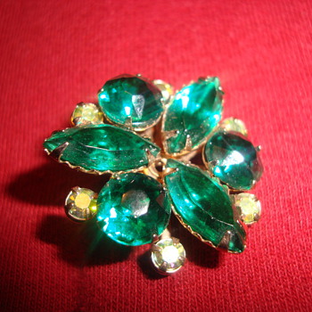 Gorgeous green brooch - Costume Jewelry