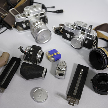 2 old Leica cameras with gear - Cameras