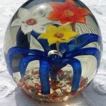 Paperweight mystery - another obsession - Art Glass