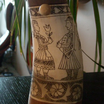 Scrimshaw Horn Shaker