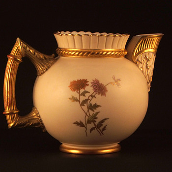 Lovely Worcester pitcher. 6 inches tall - China and Dinnerware