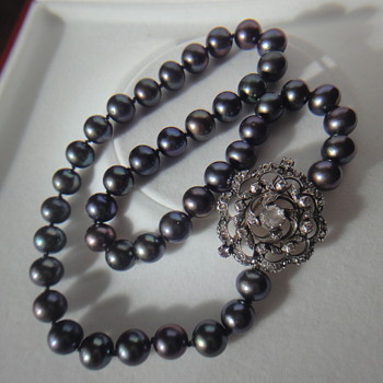 Grey South See Pearl Necklace, with Victorian brooch pin as clasp - Fine Jewelry
