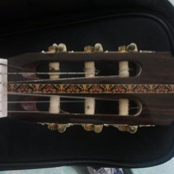 unknow found at thrift store other day...love the wood and the sound,really resonate