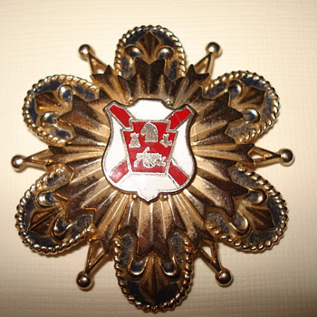 Coro brooch