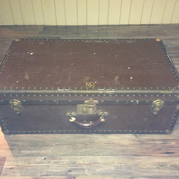 Old Canada trunk - Furniture