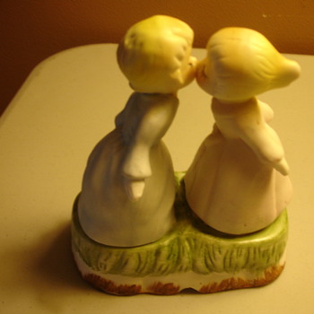 2 GIRLS KISSING FIGURINE - Figurines