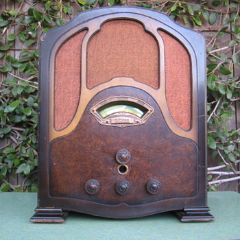 1930's Patterson Radio Co. Cathedral Tube Radio Model 70-AW - Radios