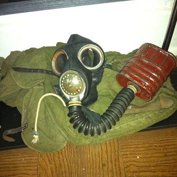 ww2 gas mask and backpack - Military and Wartime