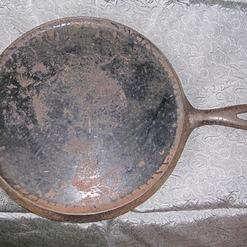 Vintage Antique Flat pancake skillett # 8 and "P" marks who made it????? - Kitchen