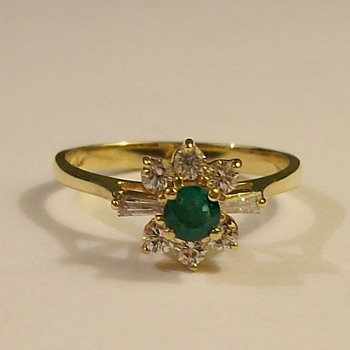 Round Emerald Solitaire with 6-Diamonds In 14k Late 1950's - Fine Jewelry