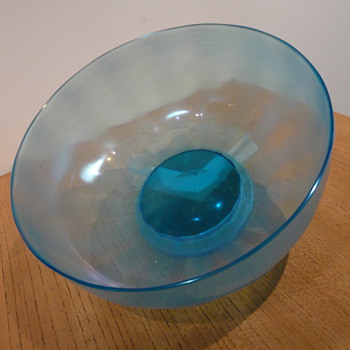 JOHN WALSH WALSH "IRIDESCENT" BOWL A4614 - Art Glass