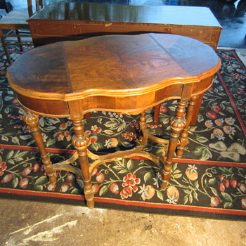 Does anyone know who manufactured this table?
